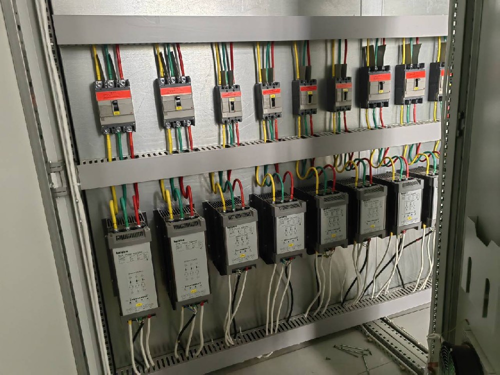 互换电力调整器和直流电力调整器的工作道理有哪些关键区别？