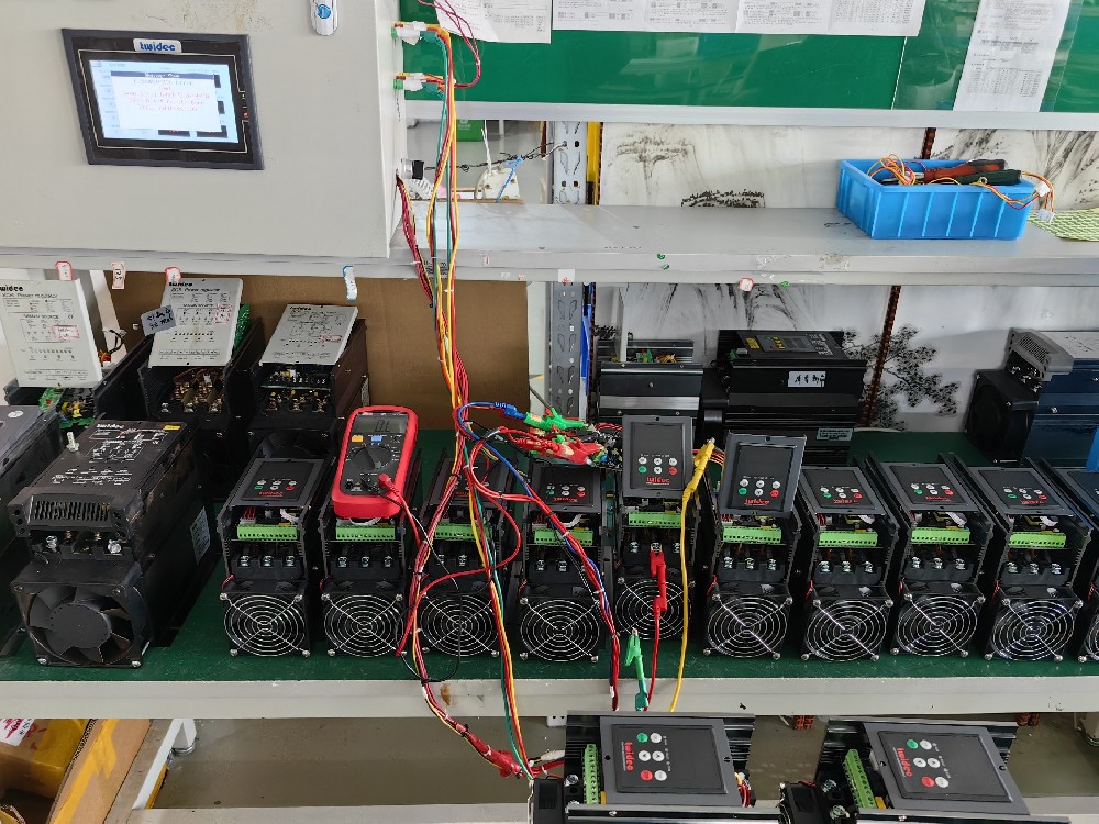 晶闸管在互换电力调整器中是若何实现电压调节的？