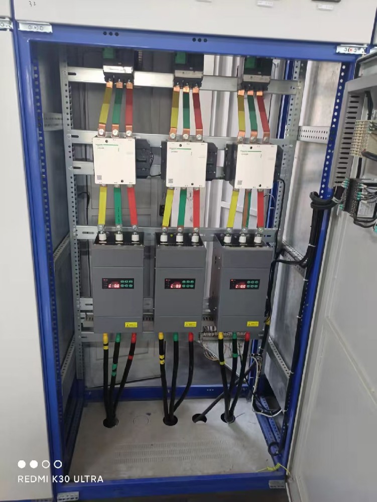 从投资回报率的角度看，使用电力调整器能为工厂带来哪些经济效益（如节能、提高产品质量等）？