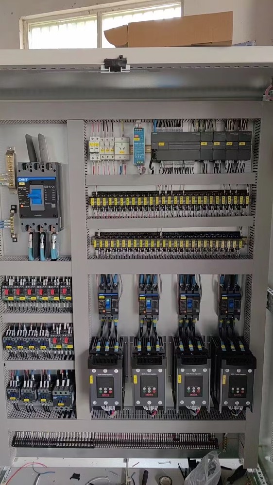 在装置电力调整器时，布线的粗细与材质对其机能有何具体影响？