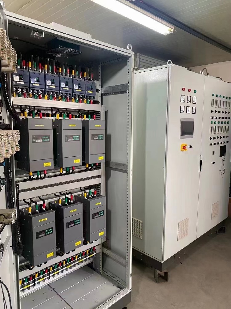 当必要对电力调整器进行参数批改时，怎么操作能预防对在运行的系统造成冲击？