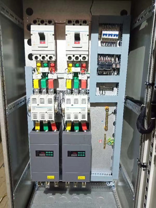 若何通过电力调整器实现对电机软启动和软终场的精确节造？