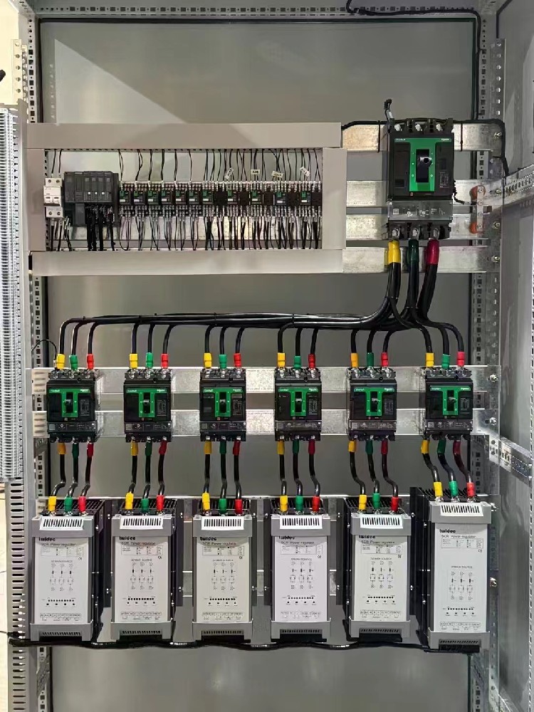 生物能源发电项目中，电力调整器怎么适应其不不变的电力输出个性？