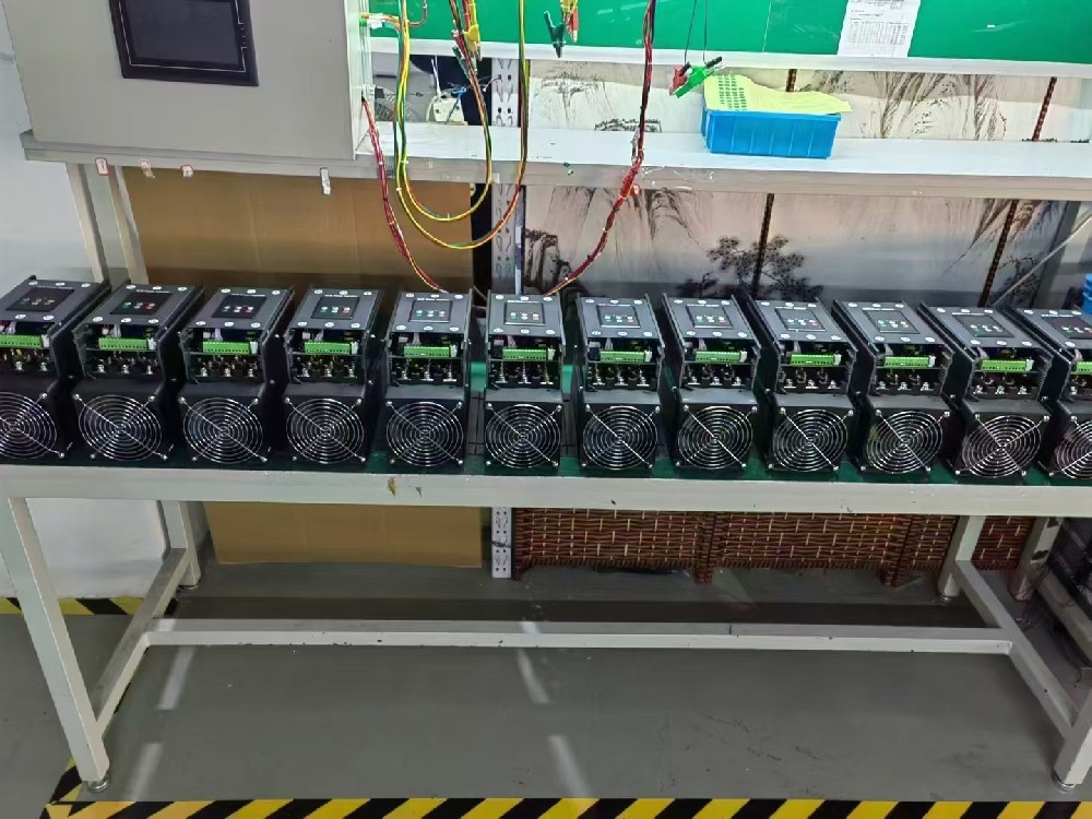 衔接电力调整器的线缆老化，在不更换线缆的情况下，能否采取一时措施持续安全使用电力调整器？