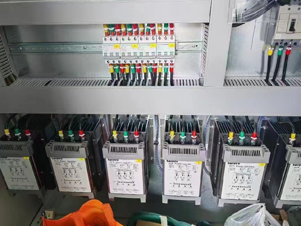 电力调整器的散热电扇败坏，临时没有相宜的备件更换，能否短功夫内持续运行设备？