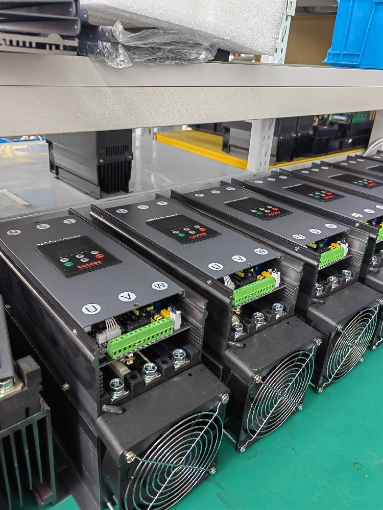 给电力调整器建设的保险丝频仍熔断，怎么判断是设备过载还是保险丝规格不合？