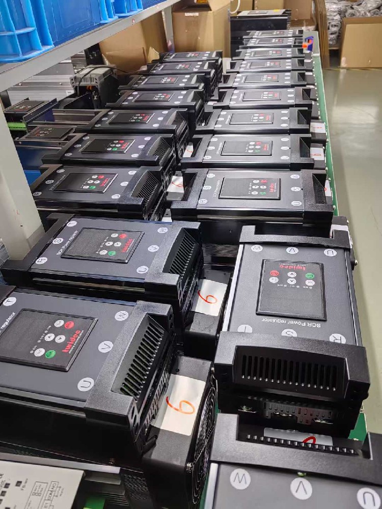 尝试将电力调整器与新的负载设备衔接，却无法正常工作，该从哪些方面排查兼容性问题？